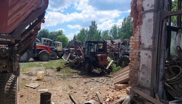 На Чернігівщині внаслідок обстрілу зруйноване сховище зі зерном і пошкоджена сільгосптехніка 