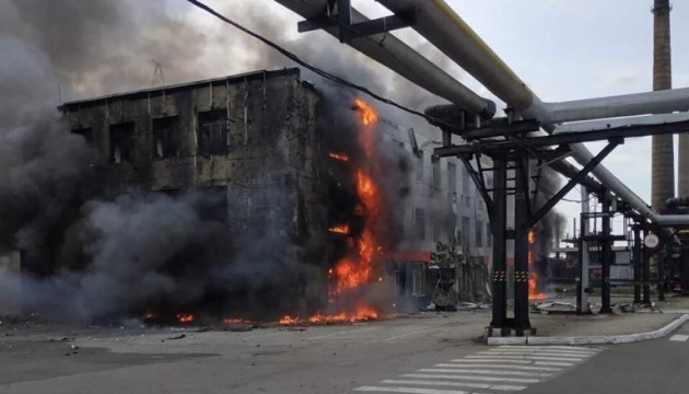 Rusos disparan contra la planta de coque de Avdiivka y destruyen escuelas en la región de Donetsk