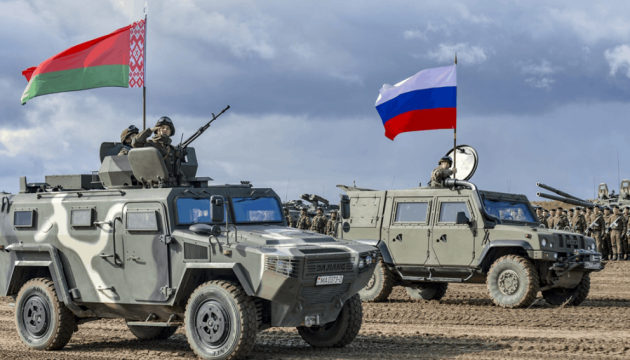 État-major général : le Bélarus envoie environ 20 wagons avec des munitions en Russie 