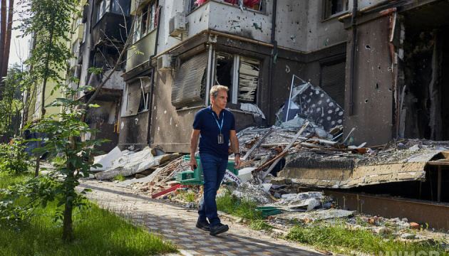 本·斯蒂勒访问乌克兰时，想看看破坏的规模多大并与人们交谈，联合国难民署