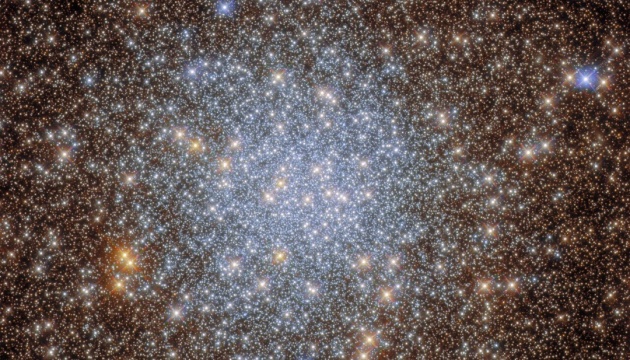 Hubble сфотографировал яркое звездное скопление в созвездии Стрельца