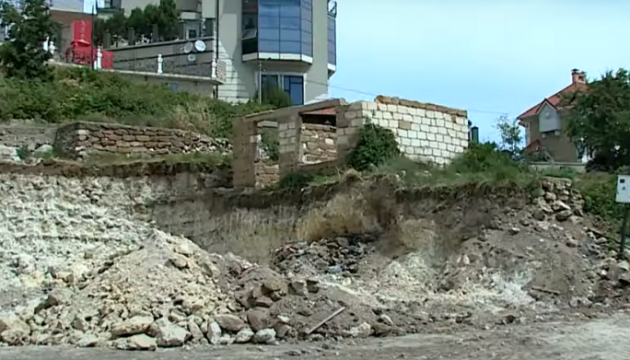Вже знищили кілька склепів: окупанти забудовують Заміський некрополь Херсонеса