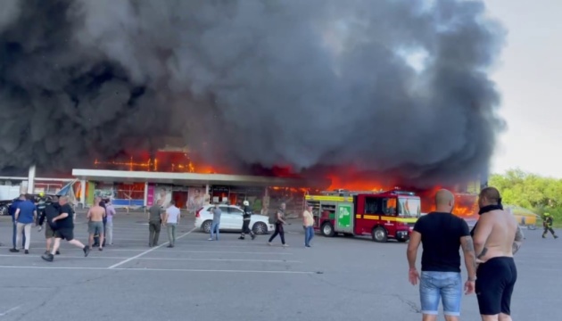 Hay víctimas tras el ataque ruso contra el centro comercial en Kremenchuk