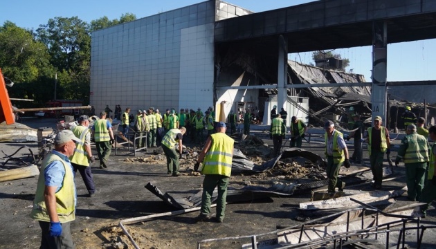 Atak rakietowy na centrum handlowe w Krzemieńczuku - zaginęło 36 osób


