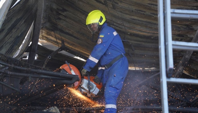 Рятувальники розібрали 80% завалів ТЦ у Кременчуці