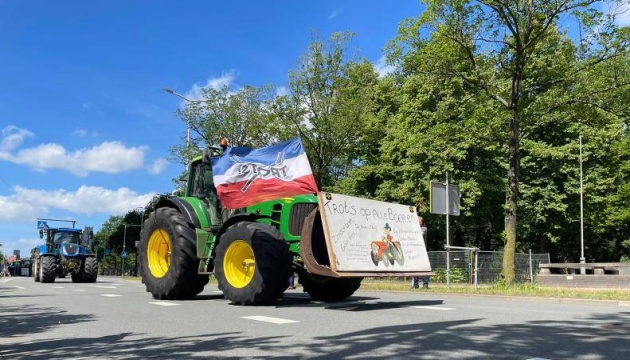 Протесты в Нидерландах: фермеры перекрывают дороги и поджигают сено