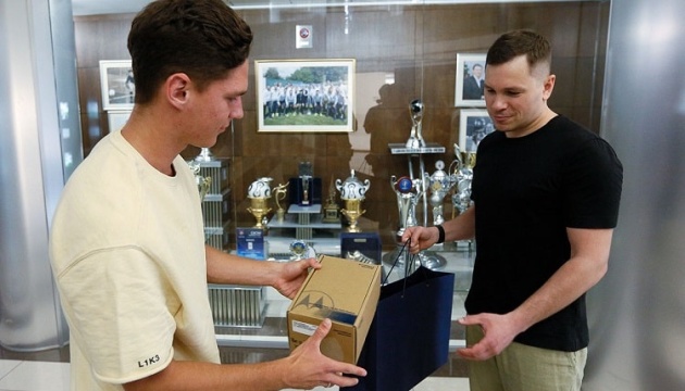 Футболисты украинской «молодежки» закупили рации для ВСУ