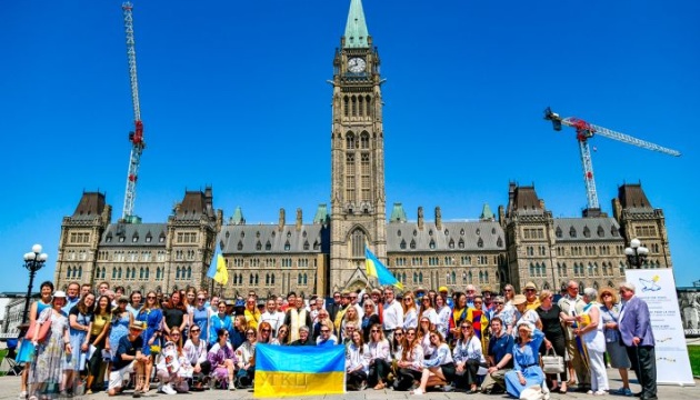 Біля парламенту Канади помолилися за мир в Україні
