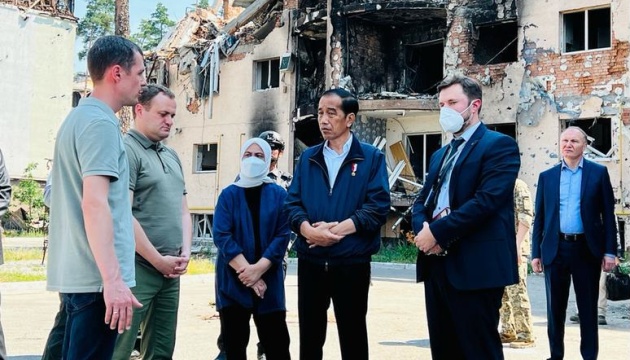 Presidente de Indonesia visita Irpín destruida por los rusos