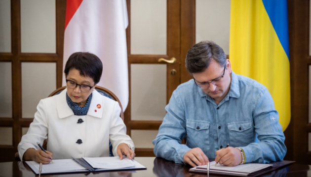 Глави МЗС України та Індонезії підписали угоду про безвіз