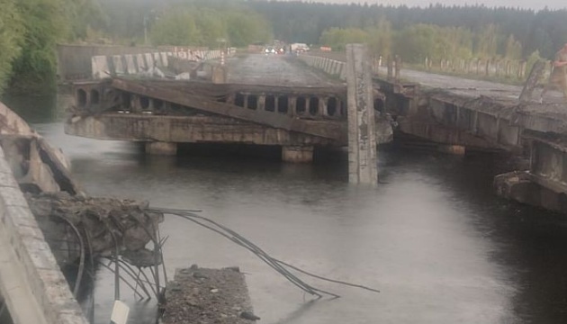 Зруйнований блискавкою міст на Київщині відновлять упродовж трьох тижнів