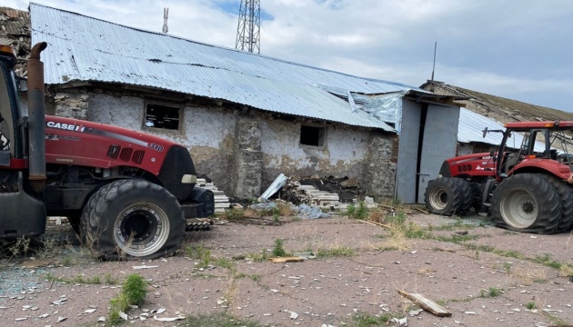 In Region Cherson schlagen russische Raketen einen Bauernhof und landwirtschaftliche Maschinen ein