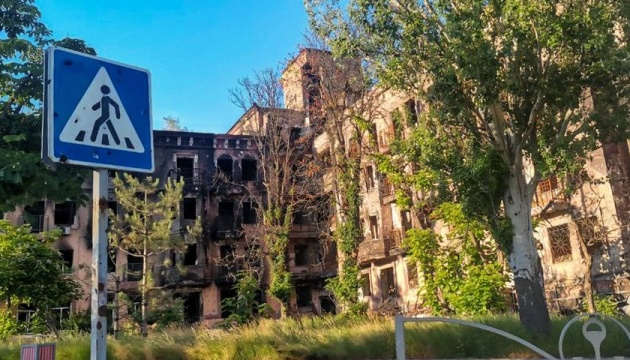 Стерти українське минуле: росіяни хочуть відреставрувати сквер біля театру в Маріуполі