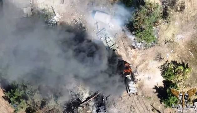 Ukrainische Fallschirmjäger liquidieren Kolonne feindlicher Wehrtechnik mit Munition