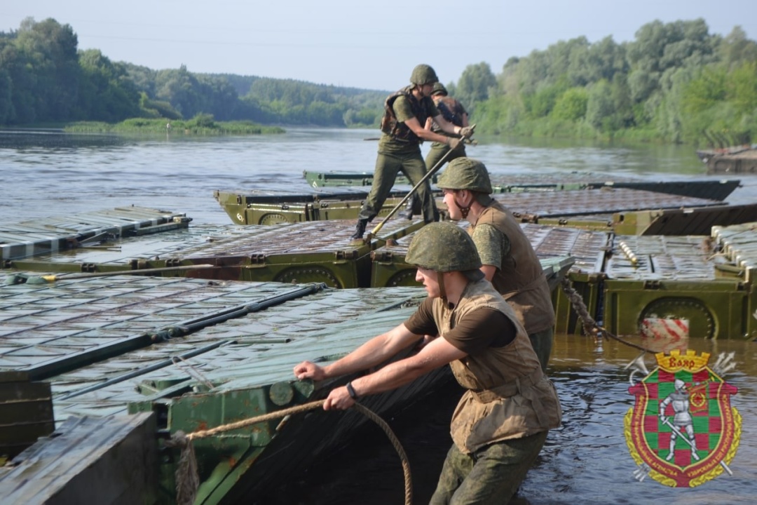 Las fuerzas bielorrusas se entrenan para establecer cruces de pontones