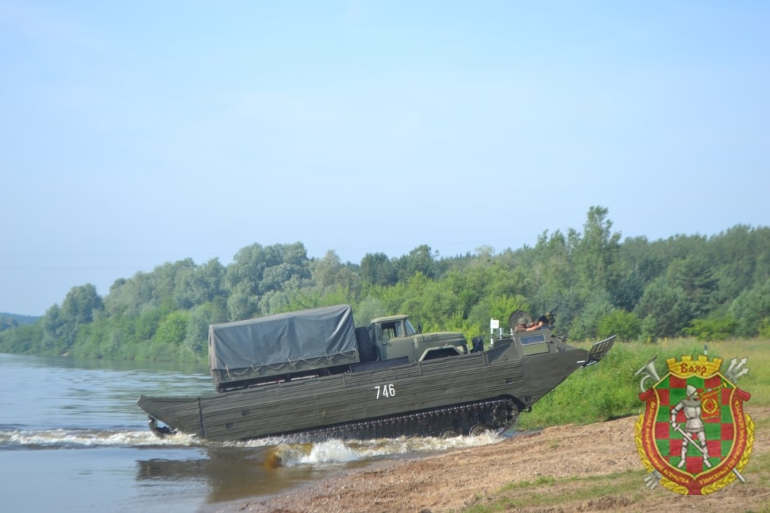 Las fuerzas bielorrusas se entrenan para establecer cruces de pontones