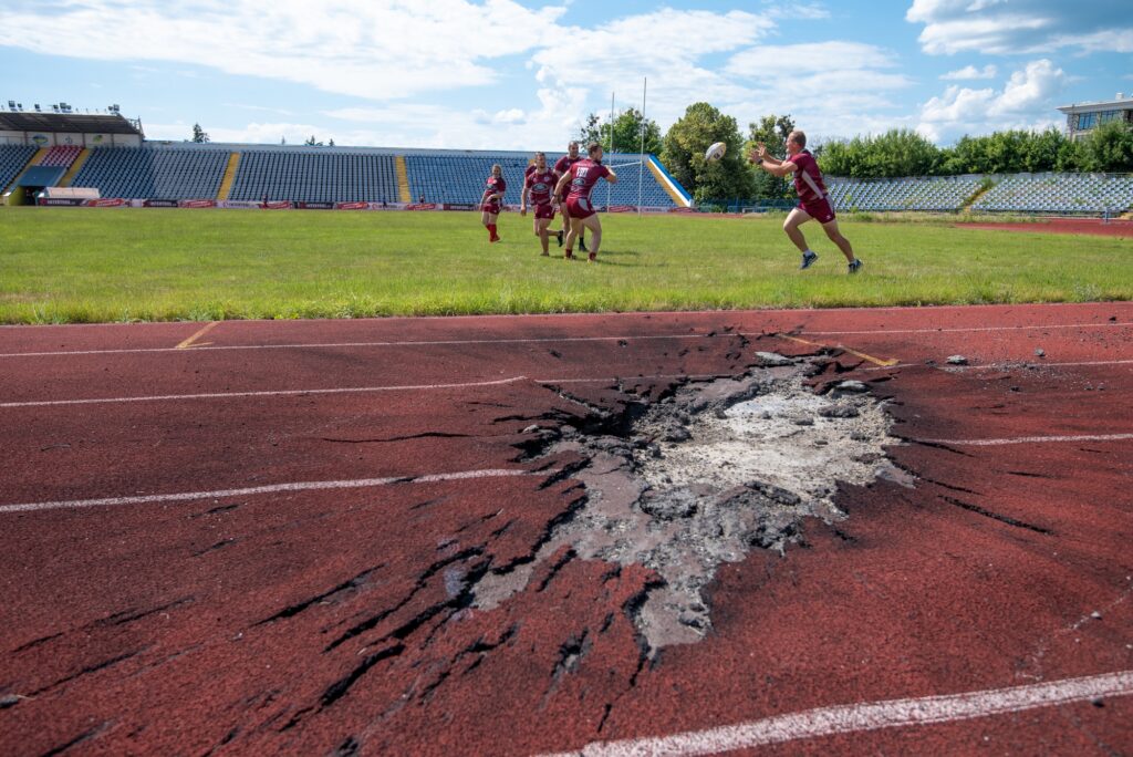 Регбійний клуб “Легіон ХIII” тренується на пошкодженому ракетами стадіоні “Динамо”