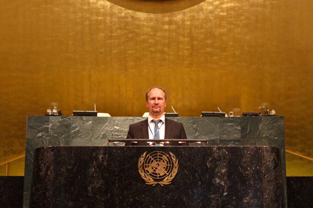 Сергій Єфименко фотографується на трибуні Генасмаблеї ООН (Джерело)