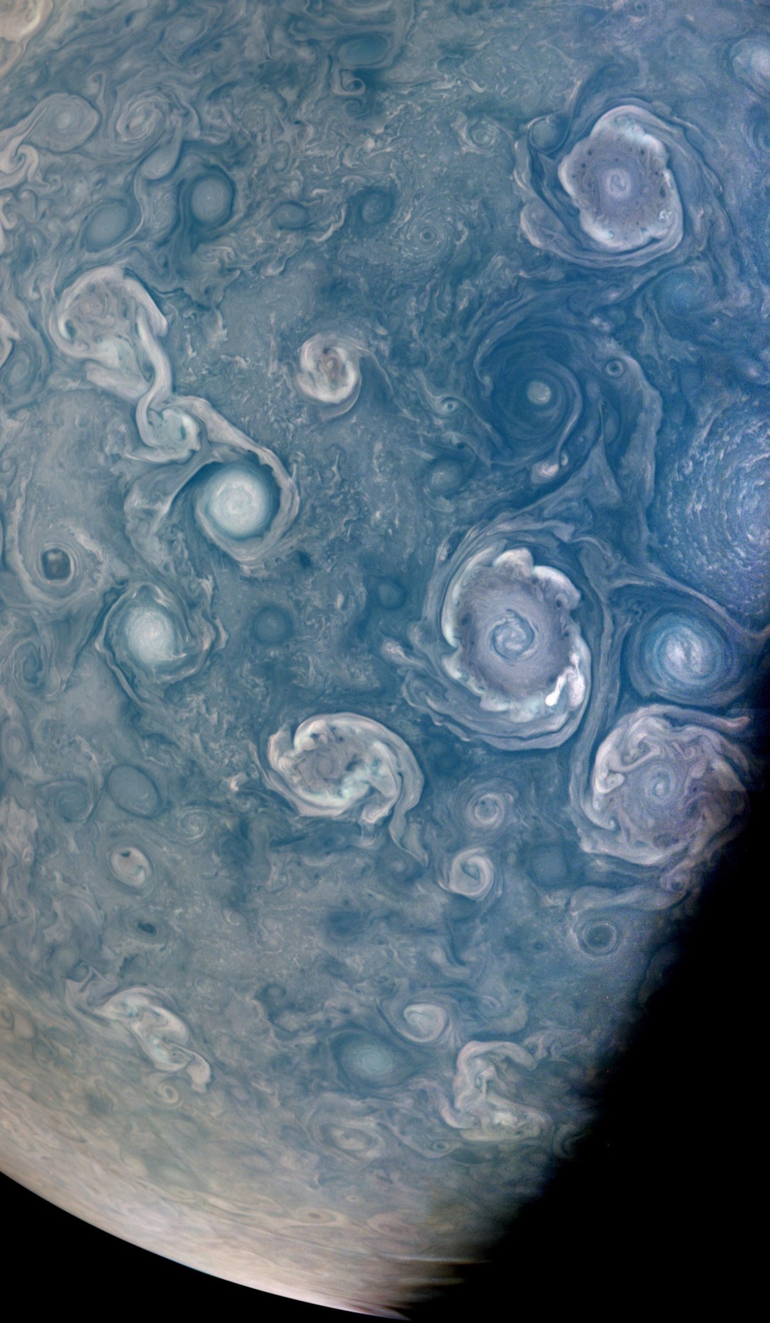 NASA показало вражаючі знімки гігантських ураганів на Юпітері