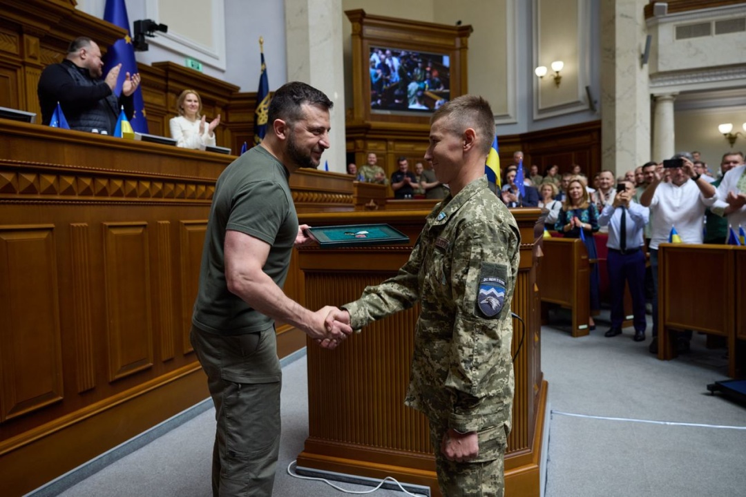 Zelensky entrega premios a militares ucranianos en parlamento
