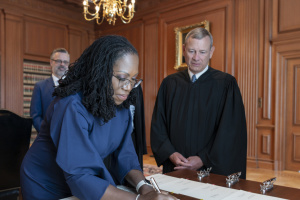 Вперше у США членом Верховного суду стала темношкіра жінка