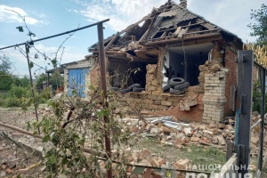 Ракети стирчать у стінах: ворог обстріляв будинки на Запоріжжі