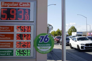 Байден домагається від бензозаправок негайного зниження цін на пальне