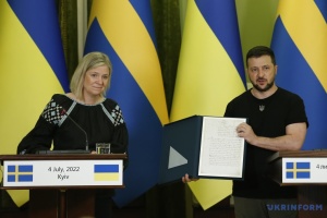 スウェーデン首相、ゼレンシキー氏にカール１２世によるコサック共同体の国家承認の書簡写しを手交