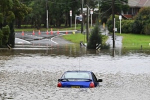 В Австралії через повінь евакуюють десятки тисяч людей