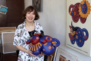 На Прикарпатті дівчина створила подушки за мотивами робіт Примаченко - хоче допомогти ЗСУ