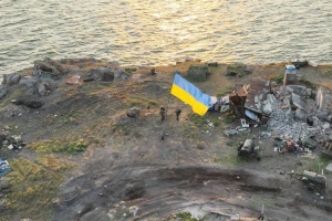 Військові показали встановлення українського прапора на звільненому Зміїному