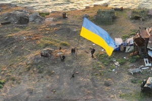 Военные показали установление украинского флага на освобожденном Змеином