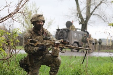 Russische Truppen feuern auf eine Kolonne von Zivilautos