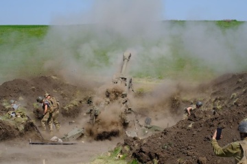 Artilleros ucranianos destruyen una columna rusa de 15 tanques y VCI en la región de Lugansk