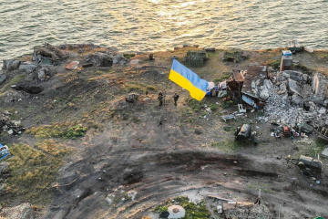 Wojskowi pokazali instalowanie ukraińskiej flagi na wyzwolonej Wyspie Węży

