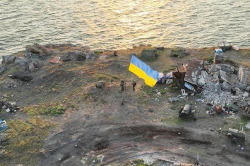 ウクライナ軍人、ズミーニー島でのウクライナ国旗を掲揚