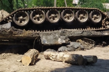 Russische Panzer mit Besatzungsmitgliedern aus Fluss in Oblast Tschernihiw herausgezogen