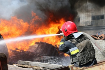 Beschüsse in Charkiw verursachen Brände, fünf Menschen verletzt