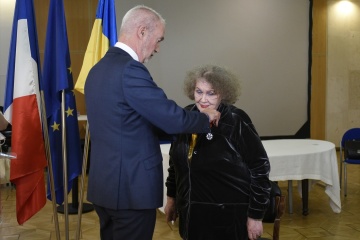 Lina Kostenko condecorada con la Orden de la Legión de Honor de Francia