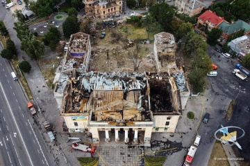 Le président Zelensky a montré des photos d'infrastructures détruites : « Nous allons certainement tout restaurer »