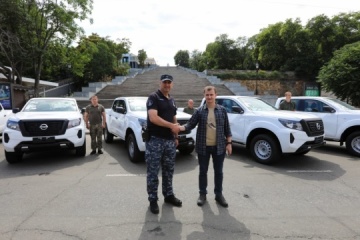 市民の募金でウクライナ海軍に日産ナバラ５台提供