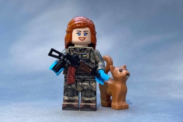 The Brother Brick crea figuras LEGO en forma de mujeres militares ucranianas