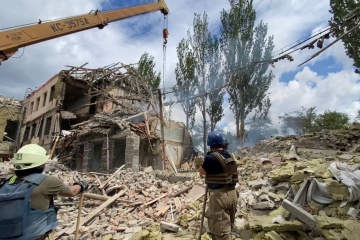 Trois corps retrouvés sous les décombres d'une école détruite par les troupes russes à Kramatorsk