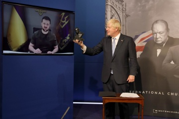 ジョンソン英首相、ゼレンシキー宇大統領にチャーチル賞を授与