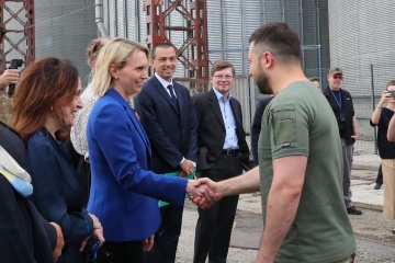 Zelensky y Brink discuten el acuerdo de exportación de granos y las necesidades militares de Ucrania 