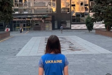 Une fille est sortie sur une place de Marioupol vêtue d’un T-shirt portant l'inscription Ukraine
