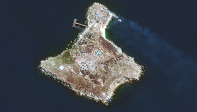 Горить-палає: Компанія Maxar виклала супутникові знімки острова Зміїний