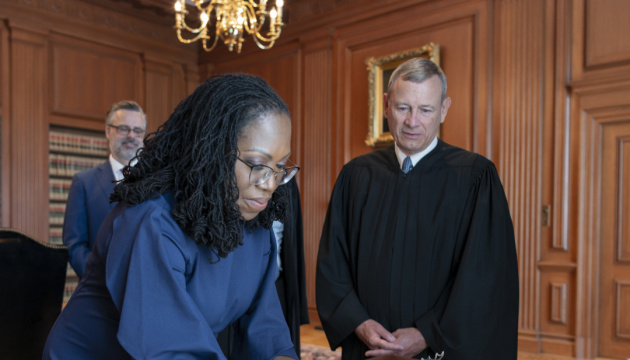 Впервые в США членом Верховного суда стала темнокожая женщина