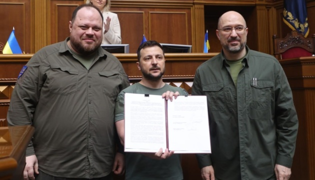 Вступ України до ЄС: Зеленський, Стефанчук і Шмигаль у Раді підписали спільну заяву