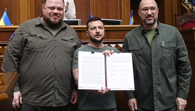 ウクライナの大統領、国会、政府、ＥＵ加盟に向けた共同声明に署名
